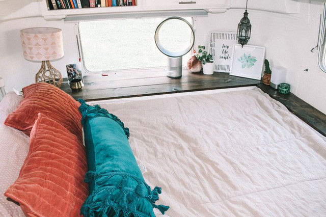 Phòng ngủ sang trọng cũng được tạo lên trong căn nhà di động này.