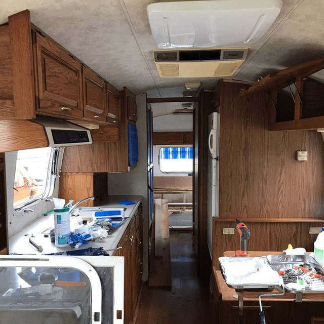 Các hạng mục bên trong xe dường như đã bị hư hỏng và cần được cải tạo lại.