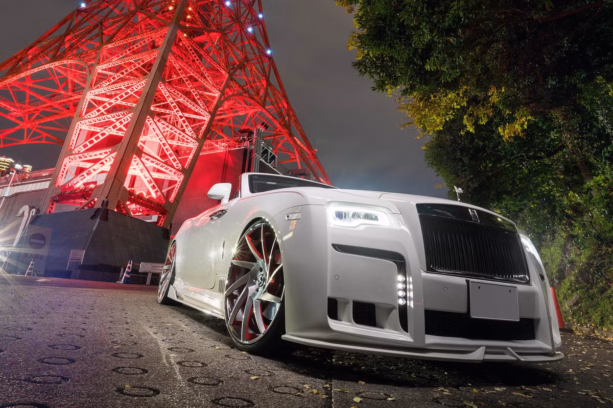 Mui nỉ của Rolls-Royce Dawn có thể đóng/mở trong vòng 20 giây, ngay cả khi xe chạy ở vận tốc 50 km/h, và không hề phát ra tiếng động nào.