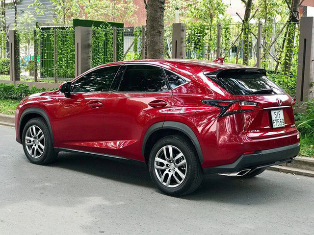 Lexus NX200t sở hữu thiết kế khỏe khoắn. Lưới tản nhiệt hình con suốt đặc trưng của thương hiệu xe sang Lexus. Đầu xe gây ấn tượng với cụm đèn pha 3 bóng dạng LED và đèn ban ngày tích hợp 39 bóng LED nhỏ.