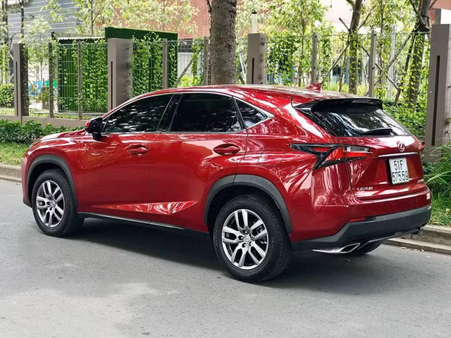 Lexus NX200t sở hữu thiết kế khỏe khoắn. Lưới tản nhiệt hình con suốt đặc trưng của thương hiệu xe sang Lexus. Đầu xe gây ấn tượng với cụm đèn pha 3 bóng dạng LED và đèn ban ngày tích hợp 39 bóng LED nhỏ.
