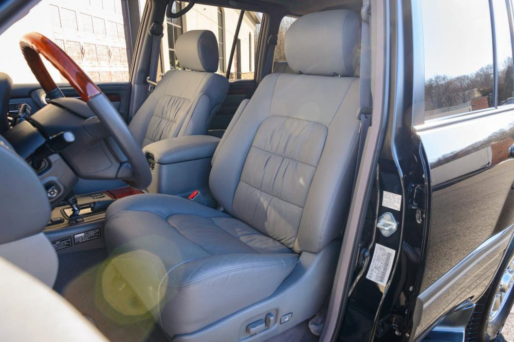 Xe gồm có hai hàng ghế trước...