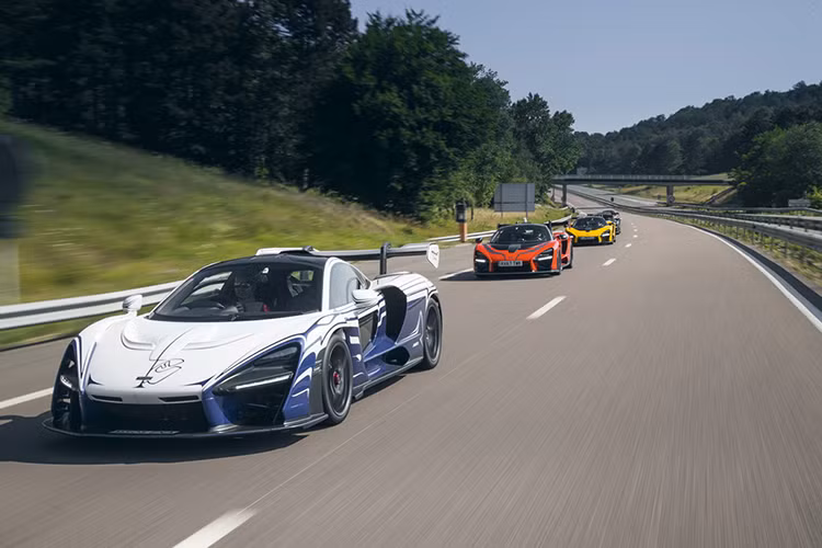 Thành phần xe diễu hành cho màn giao xe gồm có chiếc McLaren 720S và McLaren 600LT do cháu cố Giám đốc điều hành McLaren, Ayrton Senna, điều khiển. Ayrton Senna được biết đến từng là tay đua giải Công thức 1 của McLaren trong khoảng thời gian từ năm 1988 – 1993. Ông từng ba lần vô địch giải Công thức 1 và năm lần vô địch giải Công thức 1 Grand Prix.
