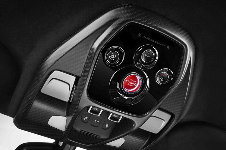 Theo thông tin tiết lộ từ phía McLaren thì các siêu xe McLaren Senna đều được trang bị trái tim là động cơ tăng áp kép V8 dung tích 4.0L cho công suất 789 mã lực và mô-men xoắn 800 Nm đi kèm hộp số tự động 7 cấp ly hợp kép. Xe chỉ mất 2,9 giây tăng tốc từ 0 lên 100 km/h trước khi đạt vận tốc tối đa theo giới hạn điện tử 340 km/h.