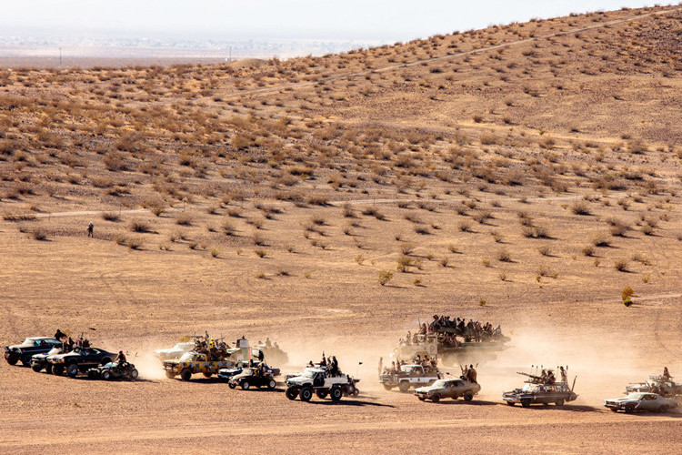 Những chiếc xe độ kỳ quái giống như bộ phim Mad Max lao ầm ầm trên cát, để lại những cơn bão bụi dày đặc phía sau.