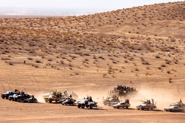 Những chiếc xe độ kỳ quái giống như bộ phim Mad Max lao ầm ầm trên cát, để lại những cơn bão bụi dày đặc phía sau.