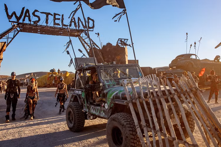 Lễ hội Wasteland Weeked 2018 diễn ra ở hoang mạc Mojave thu hút hàng nghìn dân mê xe ôtô độ và đặc biệt là người hâm mộ bộ phim Mad Max tham gia.