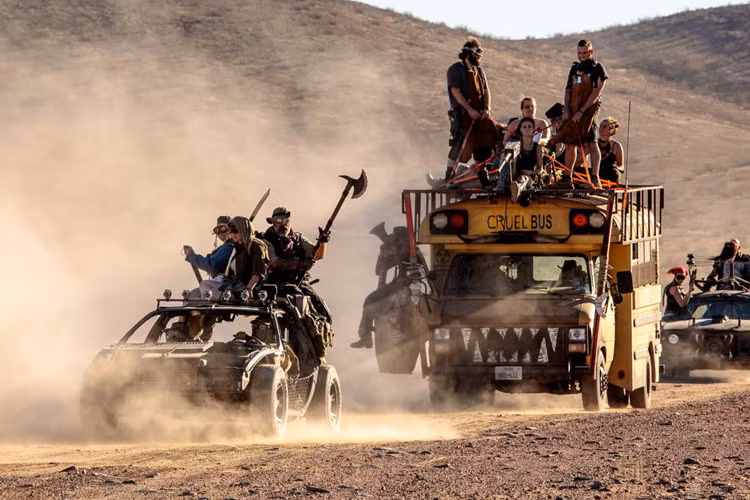 Thiết kế xe cũng nhưng phong cách ăn mặc của các thành viên tham gia lễ hội đều rất bụi bặm, hoang dã.