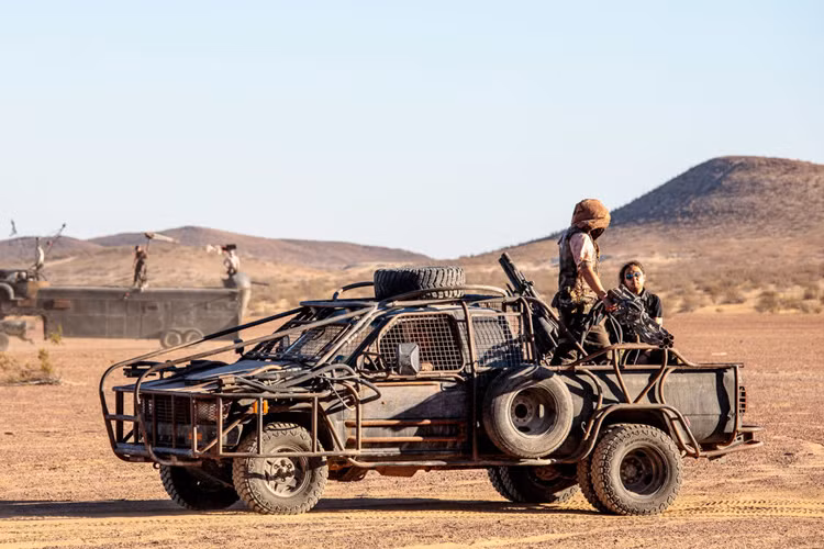 Chiếc bán tải được độ theo phong cách quân đội với bộ khung giáp rất hầm hố.