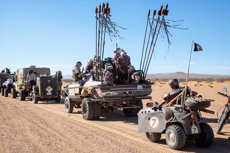 Trong ảnh là dàn xe quái dị xếp hàng, chuẩn bị cho một cuộc diễu dành quanh Wasteland.