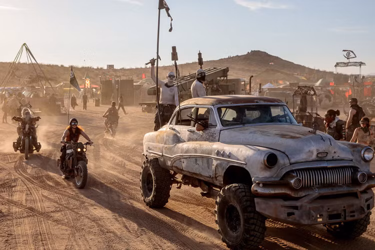  Lễ hội Wasteland Weeked tổ chức lần đầu tiên vào năm 2009 bởi 150 người hâm mộ bộ phim Mad Max. Chính những người hâm mộ này là chủ nhân của hàng trăm chiếc xe độ thiết kế độc ở đây.