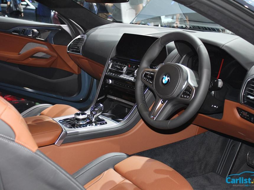 Vô lăng bọc da M Sport tích hợp phím chức năng. Mẫu xe hạng sang này còn được trang bị màn hình 12,3 inch đóng vai trò bảng đồng hồ kỹ thuật số toàn phần, màn hình thông tin giải trí cảm ứng 10,25 inch với hệ điều hành 7.0, màn hình hiển thị thông tin trên kính chắn gió tăng 16% kích thước, hệ thống âm thanh Harman Kardon cao cấp và sạc điện thoại thông minh không dây.