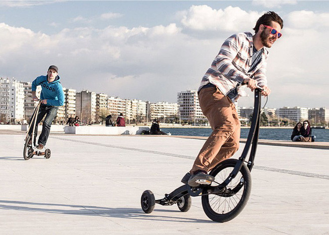 Halfbike là mẫu xe đạp đứng, hoạt động theo cơ chế sử dụng một cặp ghi đông để điều khiển bàn đạp. Bánh trước của xe có kích thước lớn, cho phép người dùng có thể đạt vận tốc khoảng 32km/h