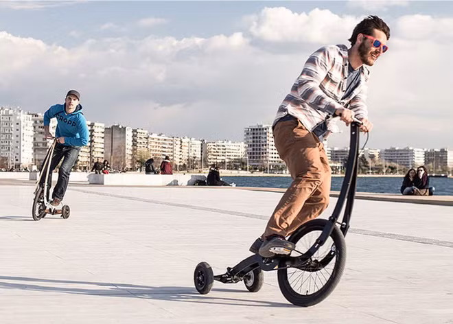 Halfbike là mẫu xe đạp đứng, hoạt động theo cơ chế sử dụng một cặp ghi đông để điều khiển bàn đạp. Bánh trước của xe có kích thước lớn, cho phép người dùng có thể đạt vận tốc khoảng 32km/h