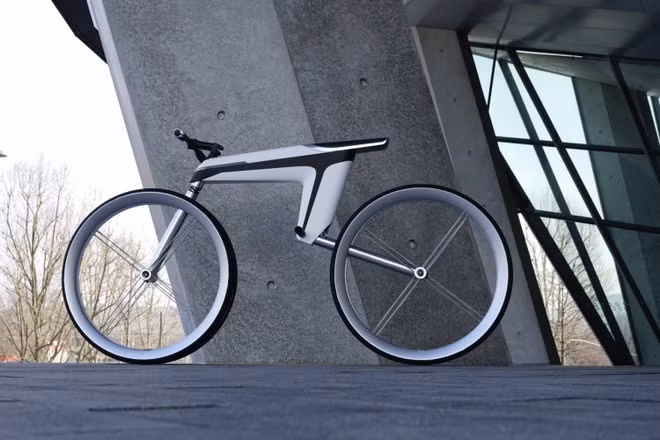 Chiếc xe đạp độc đáo HMK 561 này sở hữu thiết kế lạ mắt và có phong cách tối giản nhất có thể. Chiếc xe đạp kỳ lạ này được làm hoàn toàn từ sọi carbon đắt tiền thường chỉ thấy ở các siêu xe nổi tiếng thế giới.