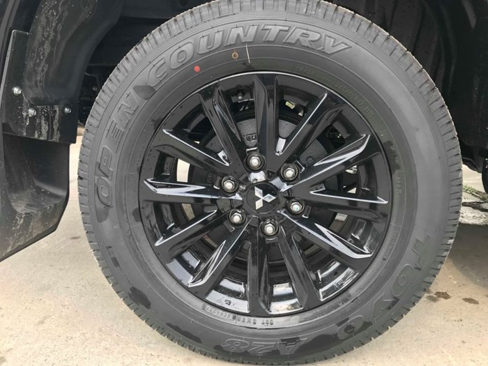 Bộ mâm đi kèm dạng đa chấu làm bằng hợp kim kích thước 17 inch.