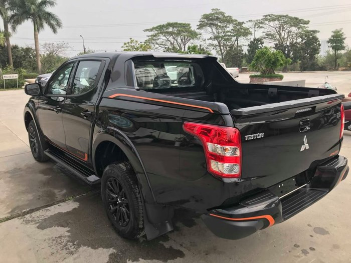 Mitsubishi Triton Athlete có các tông màu đen và cam bố trí xung quanh.