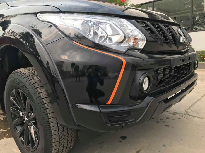 Hình ảnh thực thế cho thấy, diện mạo của mẫu xe bán tải Mitsubishi Triton Athlete 2018 nổi bật với một bộ lưới tản nhiệt tổ ong màu đen bóng, cản trước cùng cụm đèn sương mù kiểu mới.