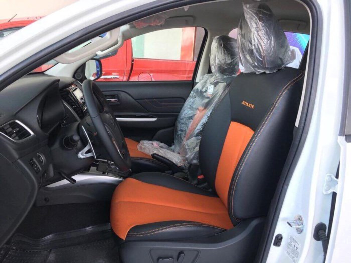 Ghế ngồi, tay lái, núm điều khiển, hộp lưu trữ và bảng điều khiển trung tâm xuất hiện những họa tiết màu cam bắt mắt.