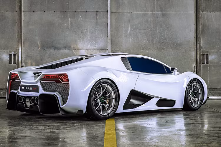 Thực tế, tên của mẫu siêu xe này được lấy cảm hứng từ một loài chim săn mồi có tên là Rotmilan với phần lông màu đỏ. Tên chính thức của của mẫu siêu xe này thực chất cũng rất ngắn gọn: Red. Còn Milan là tên của hãng sản xuất.