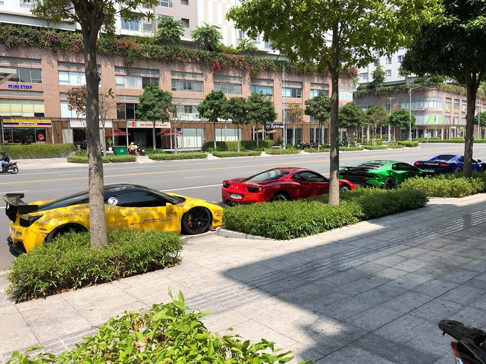 Sau khi tụ tập cùng nhau tại quận 1, Tp.HCM, cặp đôi siêu xe màu rực rỡ này tiếp tục di chuyển quan quận 2 vào trưa nay để họp mặt cùng 2 chiếc siêu xe khác là Ferrari 458 Italia độ Liberty Walk ...