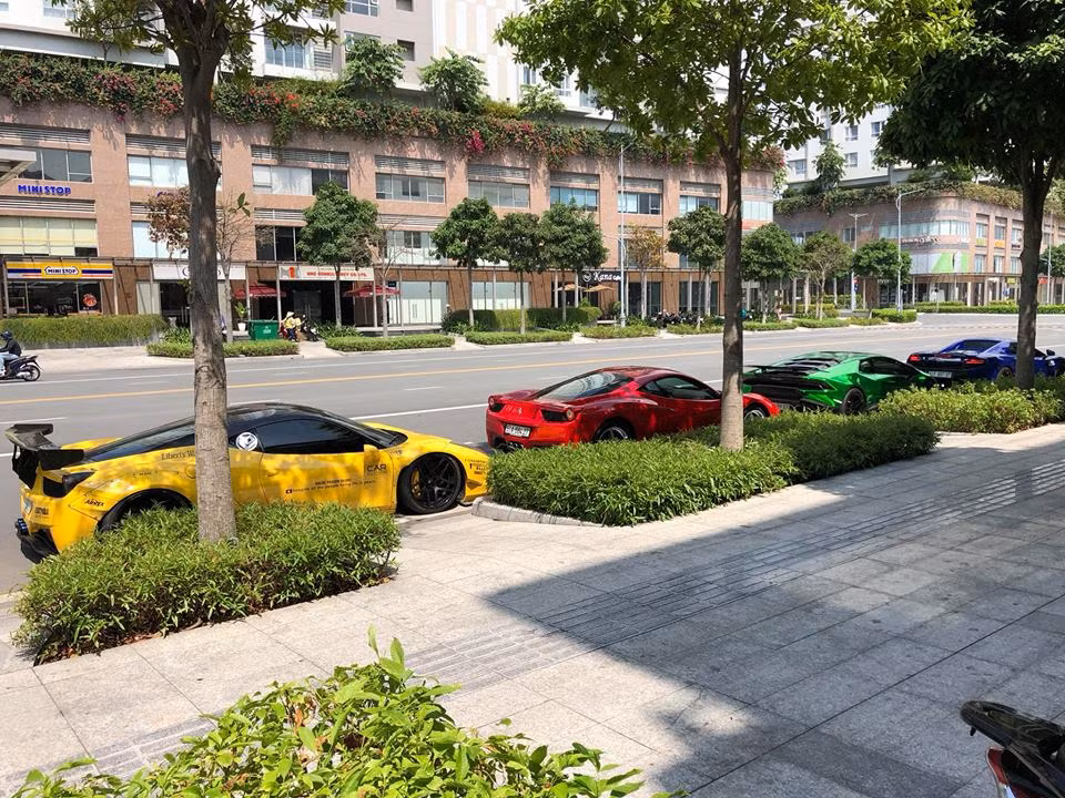 Sau khi tụ tập cùng nhau tại quận 1, Tp.HCM, cặp đôi siêu xe màu rực rỡ này tiếp tục di chuyển quan quận 2 vào trưa nay để họp mặt cùng 2 chiếc siêu xe khác là Ferrari 458 Italia độ Liberty Walk ...