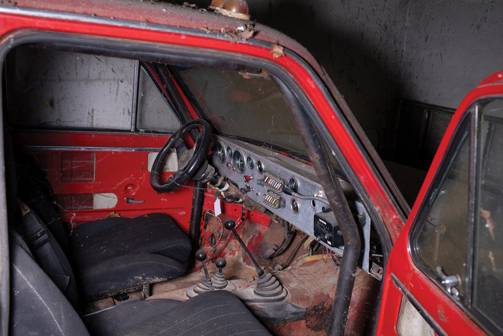 Bên trong nội thất xe còn tệ hại hơn rất nhiều.