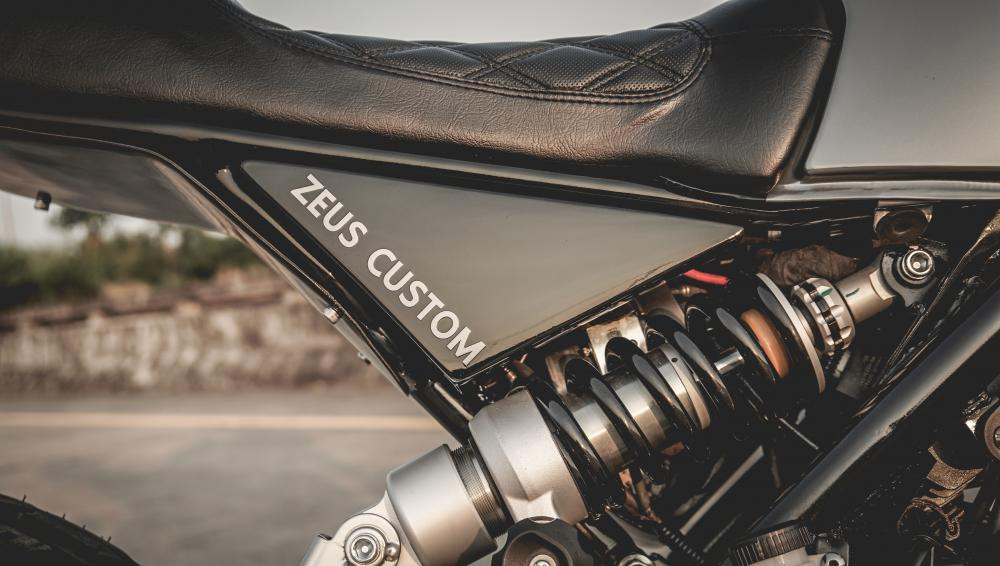 Bên hông Zeus thiết kế 2 miếng ốp phẳng và có tên xưởng độ trên đó.