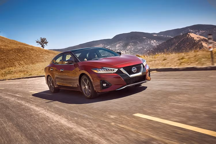 Ở thế hệ mới này, Maxima có vài tinh chỉnh nhỏ về ngoại hình. Thay đổi nổi bật nhất là cụm đèn pha LED hình boomerang đã được cắt tỉa thon gọn hơn, thiết kế này được đánh giá là khá giống với mẫu Altima vừa ra mắt.