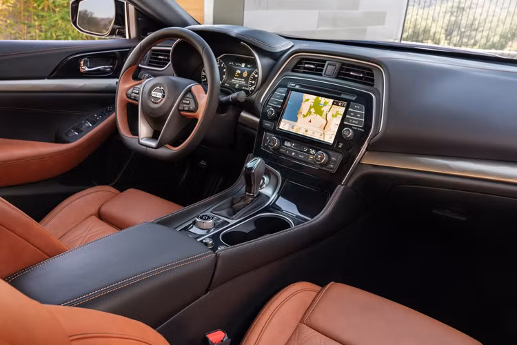 Bản SR và Platinum được trang bị ghế ngồi mới với tựa đầu có lõi đệm than hoạt tính giúp hút ẩm, khử mùi tốt hơn. Nội thất xe còn có vô-lăng bọc da lộn được viền chỉ cam nổi bật và ghế ngồi khâu họa tiết kim cương ở bản SR.