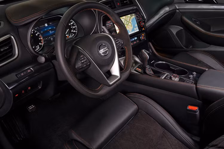 Ngoài những tahy đổi về ngoại hình, mẫu sedan nhận được khá nhiều nâng cấp về trang bị, công nghệ và tính năng an toàn. Maxima 2019 được giới thiệu với 5 biến thể bao gồm S, SV, SL, SR và Platinum.