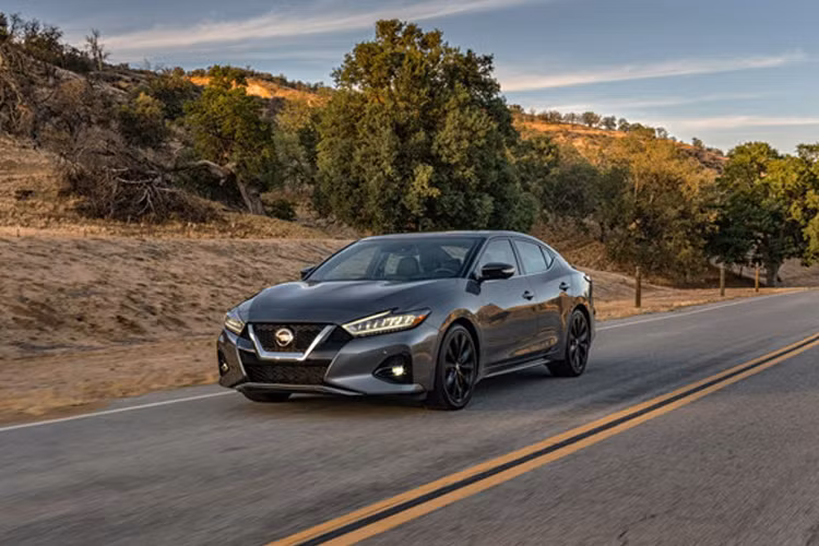 Bên cạnh đó, lưới tản nhiệt với ốp trang trí cũng được hãng xe ôtô Nissan thiết kế theo cấu trúc V-Motion có phần dưới hướng ra ngoài hơn, hốc hút gió giả tích hợp đèn sương mù. Gói nâng cấp Platinum Reserve còn mang đến cho biến thể Platinum bộ mâm hợp kim 19 inch màu Hyper Silver.