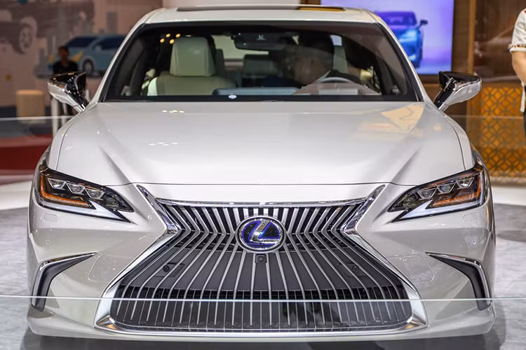 So với phiên bản cũ, Lexus ES đời 2019 dài hơn 66 mm, rộng hơn 46 mm và thấp hơn 5 mm. Trong khi đó, chiều dài cơ sở của Lexus ES 2019 tăng 51 mm, tất cả góp phần mang đến thiết kế ngoại thất mượt mà hơn.