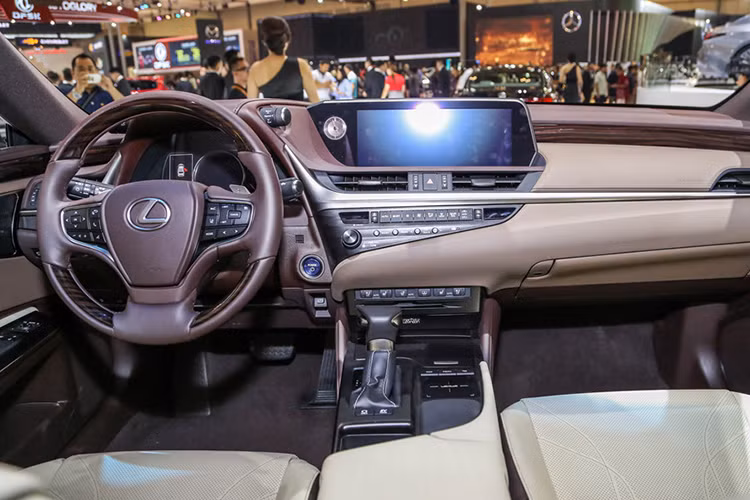 Bên trong khoang nội thất, tích hợp màn hình cảm ứng lớn 12,3 inch cùng touchpad tích hợp ở cụm điều khiển trung tâm. Các trang bị nổi bật khác bao gồm dàn âm thanh 17 loa Mark Levinson, camera trợ giúp đỗ xe PVM, hệ thống điều hòa 3 vùng độc lập công nghệ lọc khí nano.