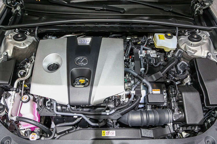 Chiếc Lexus ES 2019 được trưng bày tại triển lãm Gaikindo Indonesia 2018 thuộc phiên bản ES 300h. Xe sử dụng hệ thống động cơ hybrid, bao gồm máy xăng Atkinson Cycle 4 xi-lanh, dung tích 2,5 lít và mô-tơ điện nhẹ hơn, gọn hơn cũng như có mật độ năng lượng cao hơn. 