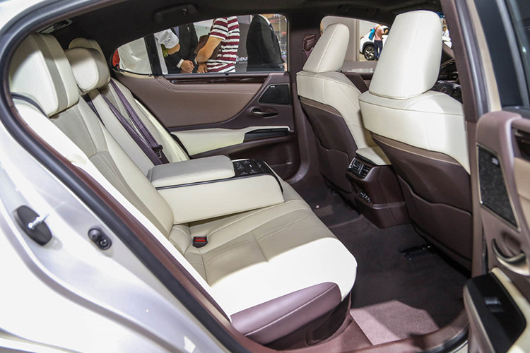 Bên cạnh đó, gói tùy chọn cao cấp nhất Ultra Luxury còn mang đến cho mẫu xe sang Lexus ES phiên bản 2019 này hệ thống cửa kính sau cách âm cùng hàng ghế sau chỉnh điện và được bọc da bán anilin sang trọng.