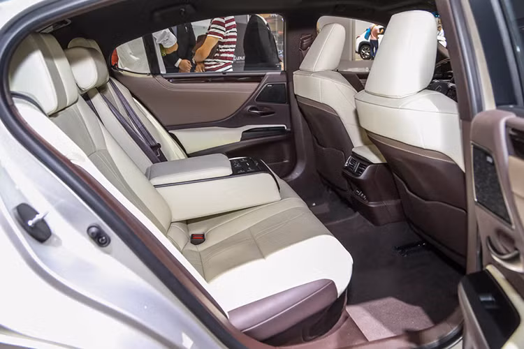 Bên cạnh đó, gói tùy chọn cao cấp nhất Ultra Luxury còn mang đến cho mẫu xe sang Lexus ES phiên bản 2019 này hệ thống cửa kính sau cách âm cùng hàng ghế sau chỉnh điện và được bọc da bán anilin sang trọng.