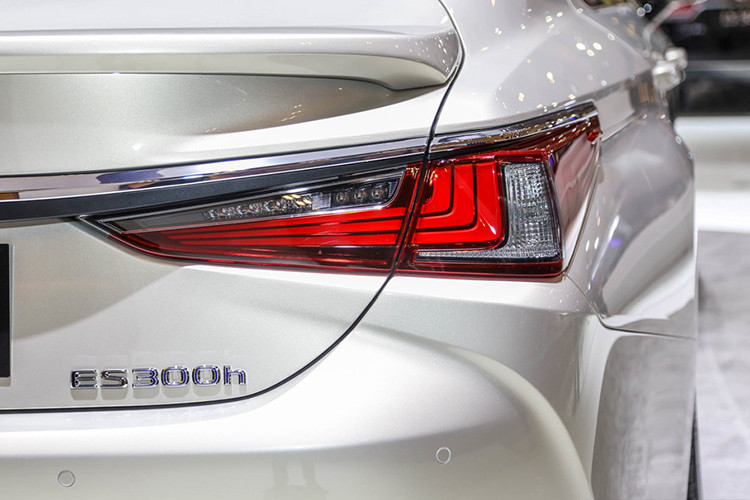 Đằng sau xe xuất hiện hình chữ "X" tương tự đầu xe do cản sau và nắp cốp kết hợp với nhau tạo thành. Đèn hậu được nối với nhau bằng một thanh crôm, vừa làm đẹp cho xe vừa có tác dụng giấu camera lùi. Đó là chưa kể tới cánh gió nhỏ trên nắp cốp, nằm ngay dưới logo Lexus.