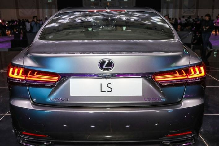 Cụm đèn hậu Full LED với đèn báo rẽ là dải đèn LED chiếu sáng tuần tự được thương hiệu xe sang Lexus thiết kế lại khá bắt mắt.