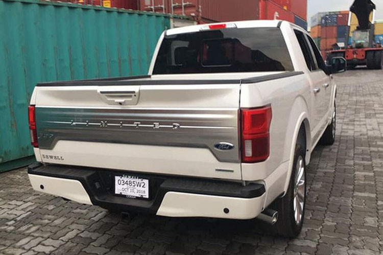 Phía sau xe nổi bật với một tấm crôm to bản, trên đó có in dòng chữ "Limited" theo chiều ngang trải dài bề rộng xe.