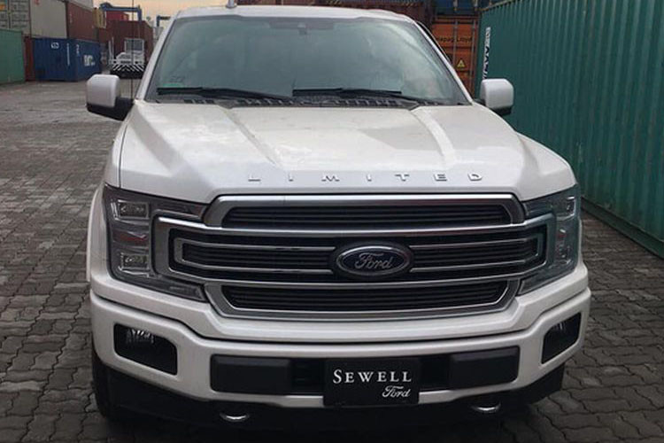 Cùng với Ford F-350 Super Duty Lariat CrewCab xuất hiện tại Việt Nam lần đầu tiên còn có chiếc siêu bán tải Ford F-150 Limited 2018. Ford F-150 Limited 2018 sở hữu thiết kế cồng kềnh và nổi bật không kém.