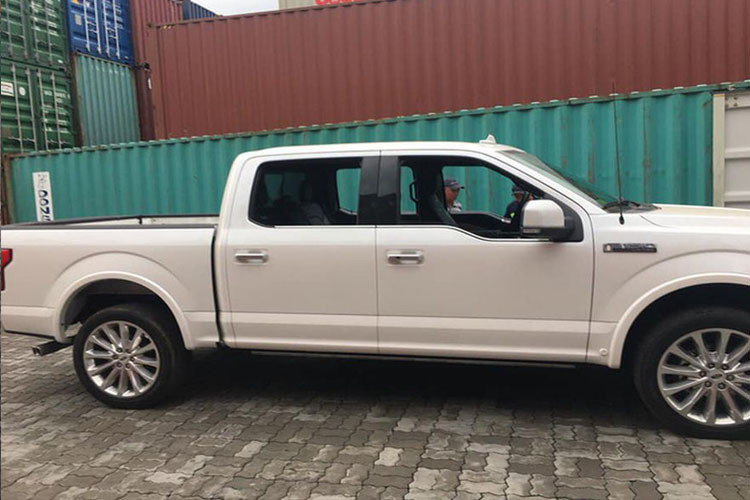 Chiếc xe cơ bắp cưỡi trên các bánh xe hợp kim đa chấu 22 inch và lốp 275/45. Đặc biệt, xe còn được trang bị các bậc lên xuống tự động gập mở - một tính năng hiện đại thường xuất hiện trên những dòng SUV cao cấp.