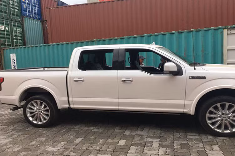 Chiếc xe cơ bắp cưỡi trên các bánh xe hợp kim đa chấu 22 inch và lốp 275/45. Đặc biệt, xe còn được trang bị các bậc lên xuống tự động gập mở - một tính năng hiện đại thường xuất hiện trên những dòng SUV cao cấp.