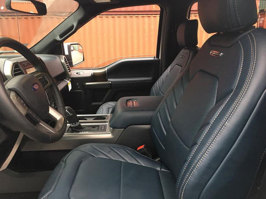 Ford F-150 Limited 2018 có nội thất khá giản đơn với sự xuất hiện khá nhiều của logo Limited (trên các ghế ngồi và bệ tì tay).