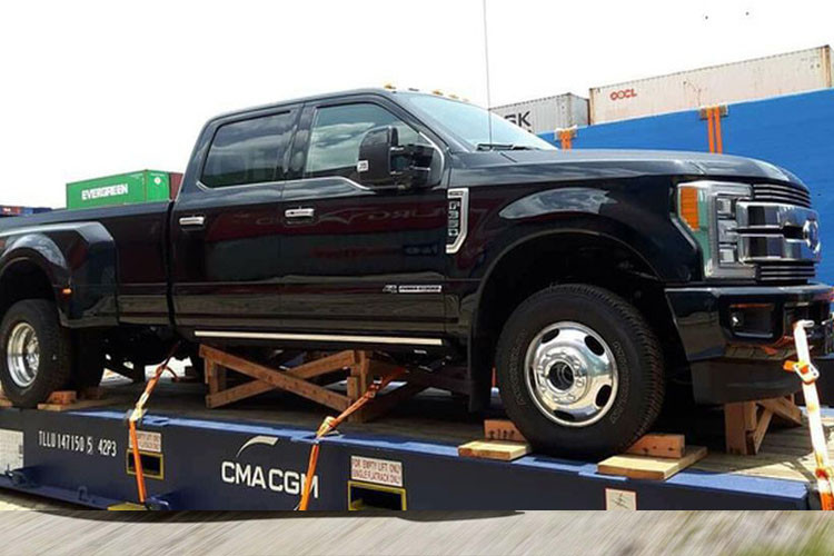 Chiếc xe vừa xuất hiện tại cảng gây chú ý bởi thiết kế có phần hốc bánh to hơn và sở hữu 4 bánh sau, cùng với bề ngang phần thùng hàng cũng to hơn so với phiên bản thông thường. Riêng những chi tiết lưới tản nhiệt có hai thanh chrome kích thước lớn cùng với hệ thống đèn pha Full LED vẫn giữ nguyên bản.