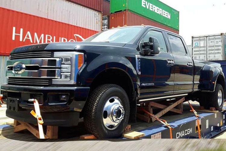 Chiếc siêu bán tải Ford F-350 Super Duty Lariat CrewCab đầu tiên về Việt Nam theo diện nhập khẩu về qua một đơn vị tư nhân.