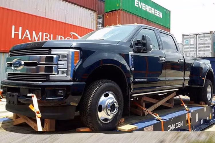 Chiếc siêu bán tải Ford F-350 Super Duty Lariat CrewCab đầu tiên về Việt Nam theo diện nhập khẩu về qua một đơn vị tư nhân.
