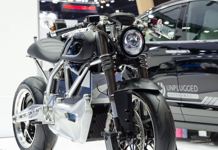 Chủ của ShareNovation là một trong những người đầu tiên ở Thái Lan sở hữu xe điện Tesla. Ông cũng gây bất ngờ khi triển khải dự án D-EV biến một chiếc môtô Ducati Scrambler mới thành xe chạy điện hoàn toàn.