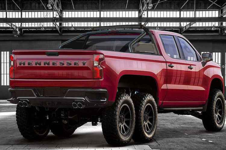 Ngoài việc trang bị hệ dẫn động 6 bánh, xe còn được độ bộ kit đôn gầm lên 203mm và những chiếc lốp gai BFG đường kính 37 inch nhằm tăng khả năng vượt địa hình cho siêu phẩm này.