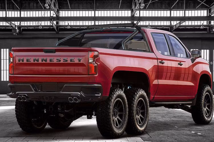 Ngoài việc trang bị hệ dẫn động 6 bánh, xe còn được độ bộ kit đôn gầm lên 203mm và những chiếc lốp gai BFG đường kính 37 inch nhằm tăng khả năng vượt địa hình cho siêu phẩm này.